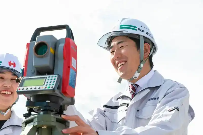 現場を指差し笑顔を見せる若手のエース