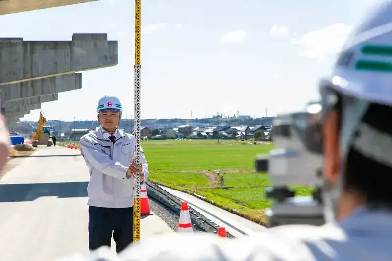 チーム全員での打ち合わせ風景