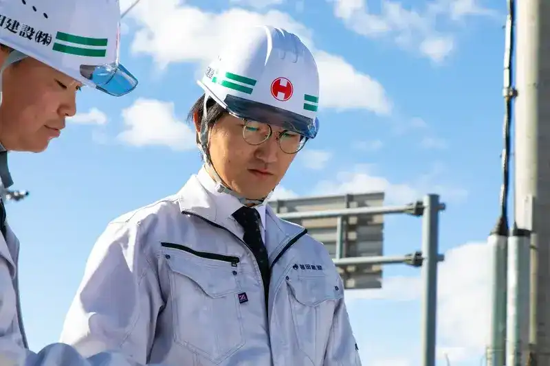 タブレットを活用する女性現場監督