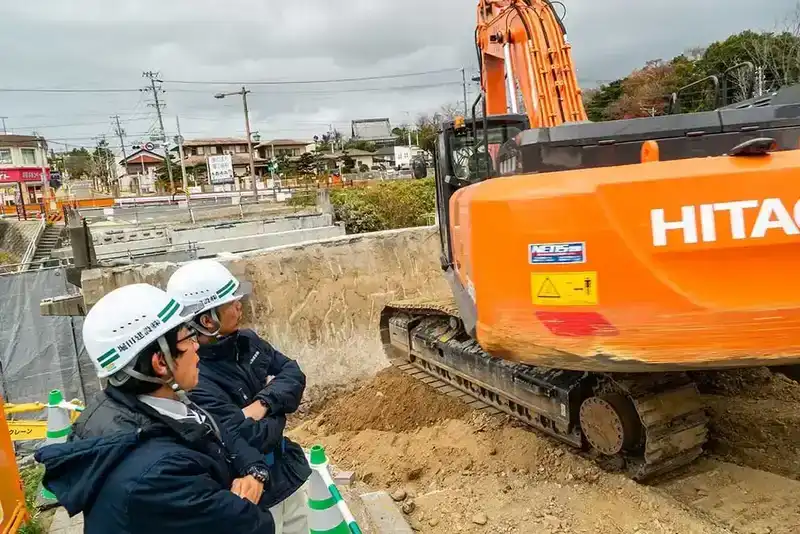 現場で打ち合わせを行う社員